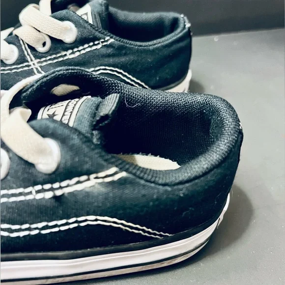 Converse Black and White Low-Tops - Kids size 8 - Picture 8 of 8
